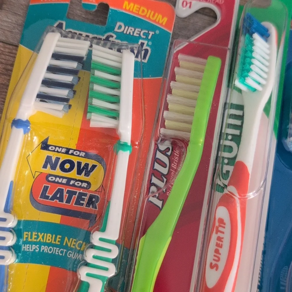 Vintage Crest Reach Colgate Tek Aqua fresh Assorted Toothbrush Lot Of 16‎